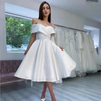 Оптовая продажа Простое Свадебное платье из атласа с открытыми плечами Длиной до колен 2023 Белое Свадебное платье для женщин Летний Пляжный халат De Maire